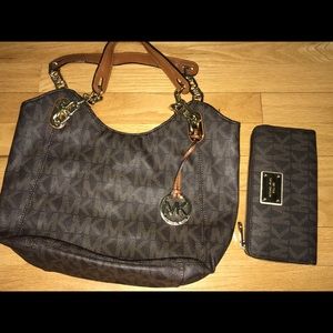 Michael Kors pocket book with matching wallet